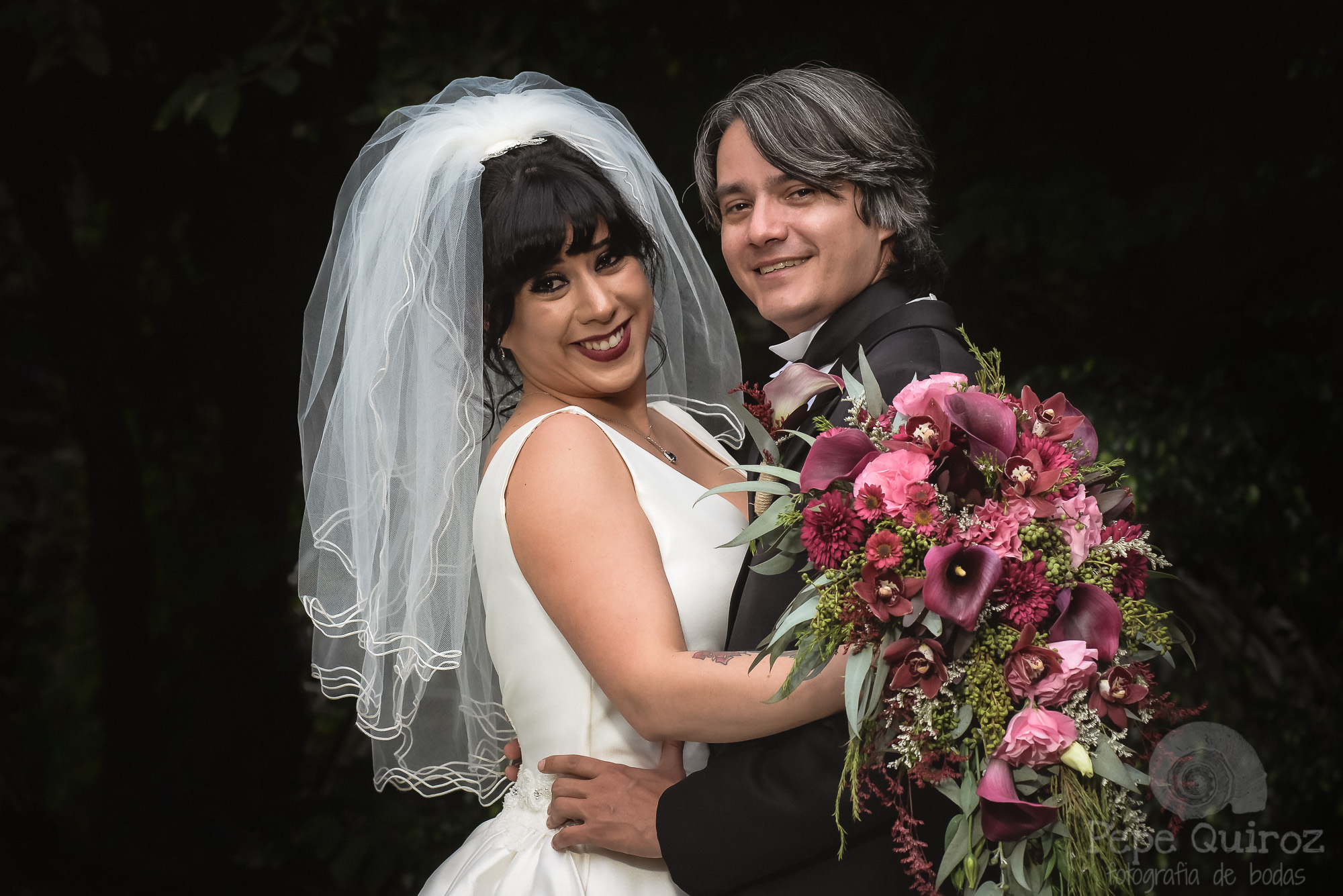 Forografia de bodas jardin arbol de fuego Retrato de los novios