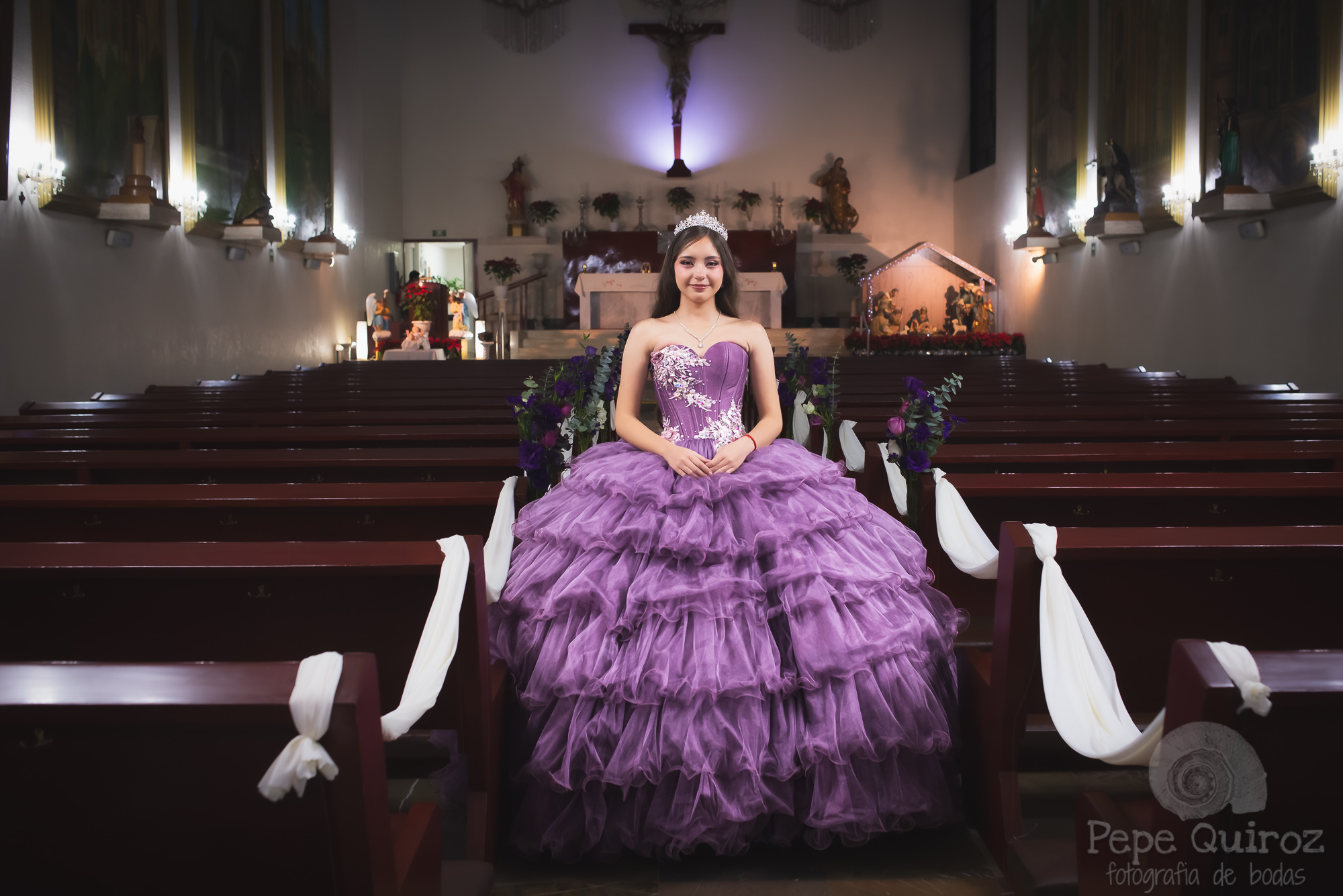 Retrato de quinceañera en capilla de Sagrado Corazón en Hospital Español