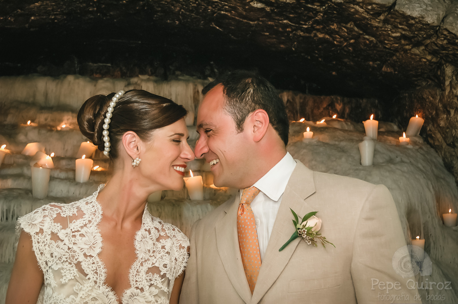 Fotógrado de bodas en el parque Xcaret, retrato de los novios recién casados